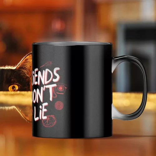 Stranger Things - Friends Don't Lie bögre (Hőre változó)