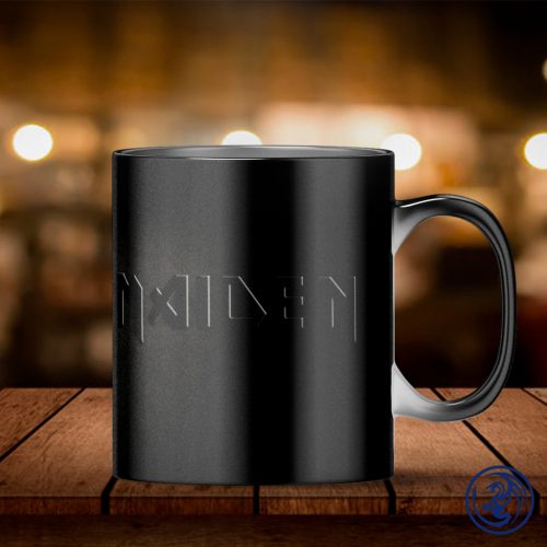 Iron Maiden Black logo bögre (Hőre változó)