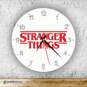 Stranger Things fehér logó  kör alakú falióra